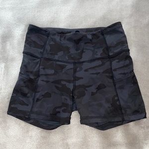 Camo Wunder Train High-Rise Short with Pockets ~3” Size 6